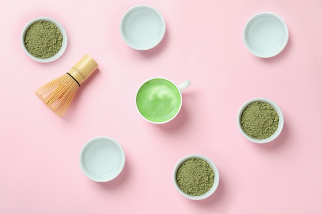 Matcha latte e acessórios para fazer em fundo rosa