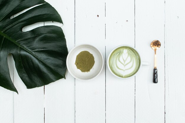 Foto matcha latte em fundo de madeira