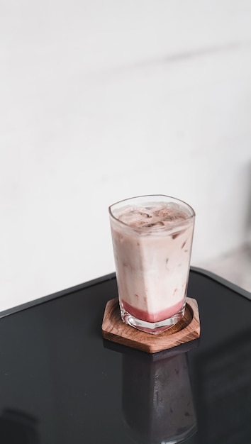 matcha latte de fresa con hielo en el vaso