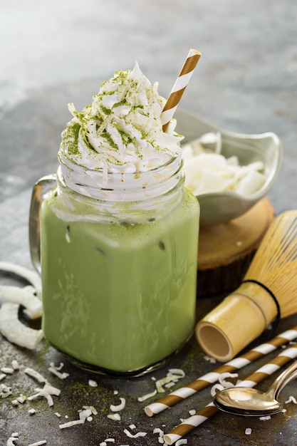 Matcha latte helado con crema de coco