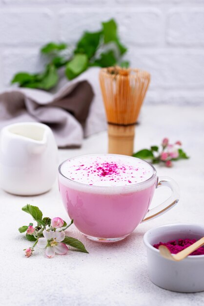 Matcha latte rosa con leche