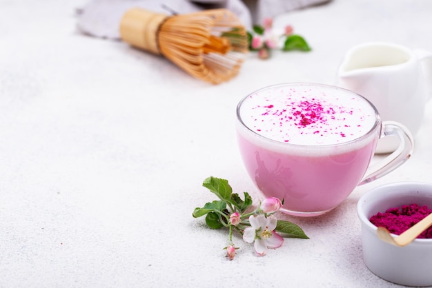 Matcha latte rosa con leche