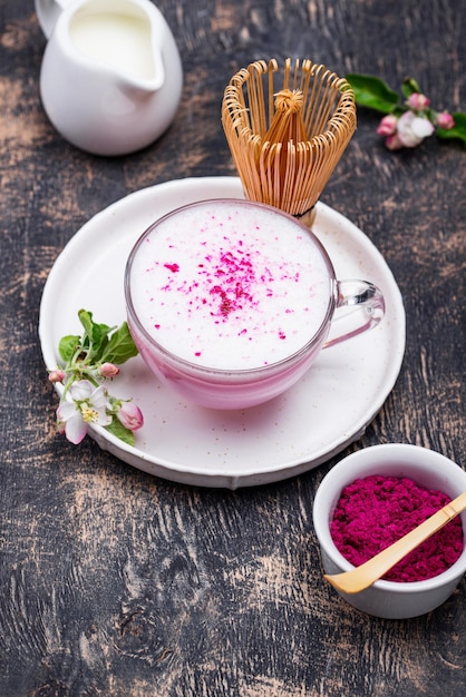 Matcha latte rosa con leche