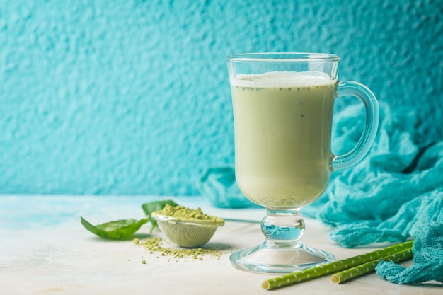 Matcha latte de té verde en una taza de vidrio