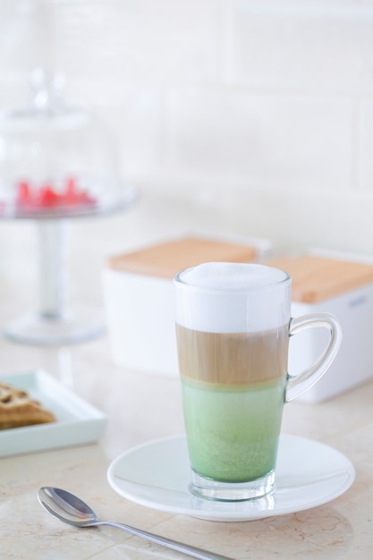 Matcha Layer Kaffee auf dem Tisch