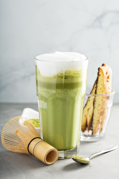 Matcha con leche en vasos altos