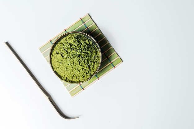 Matcha pó verde em uma tigela, isolado no fundo branco