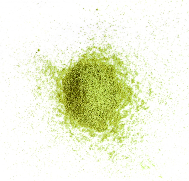 Matcha-Pulver auf weißem Hintergrund