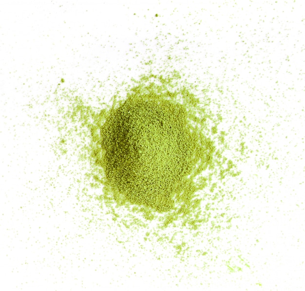 Matcha-Pulver auf weißem Hintergrund