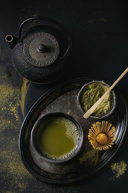 Matcha-Pulver und Getränk aus grünem Tee