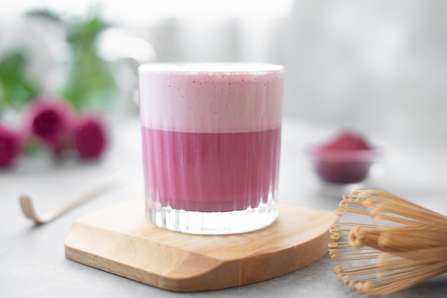 Foto matcha rosa con espuma de latte rosa