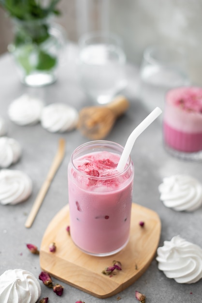 Matcha rosa helado con leche