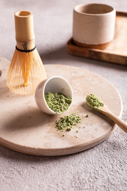 Matcha de té verde en polvo sobre una placa de piedra blanca