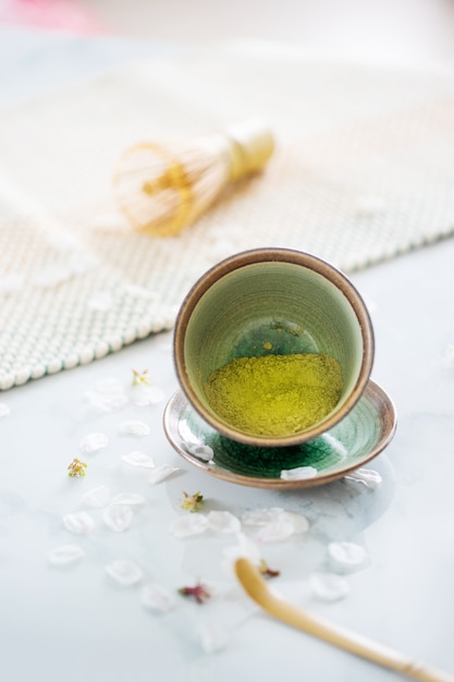 Matcha de té verde en un recipiente en la mesa