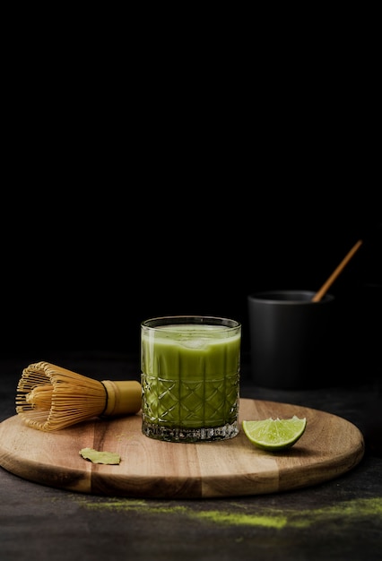 Foto matcha tee im glas mit kalk- und exemplarplatz