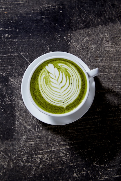 Matcha-Tee Latte auf schwarzer Tabelle