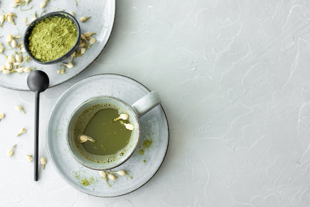 Foto matcha verde en una taza de cerámica gris