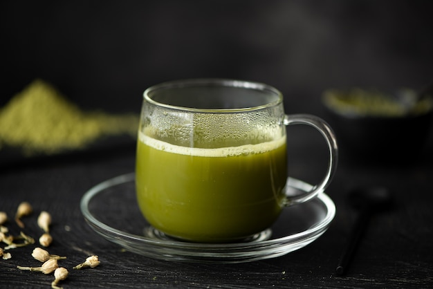 Matcha verde en una taza de vidrio