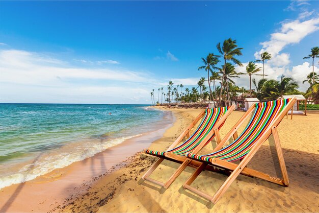 Matcheswooden Chaiselongue Stühle am Strand