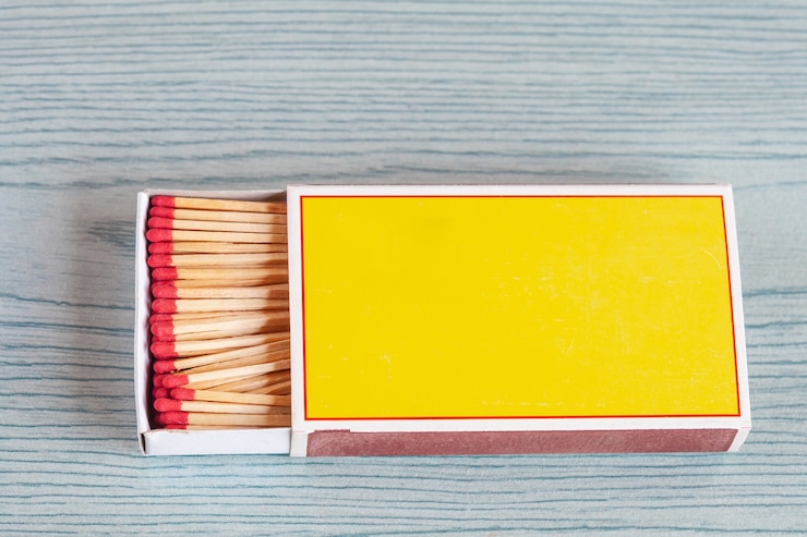 Foto matchstick auf farbholztabelle.