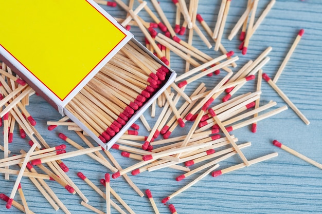 Matchstick fuera de caja de cerillas en la mesa de madera de color.