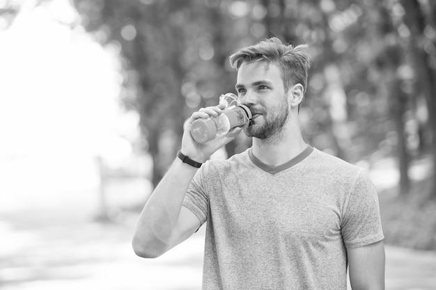 Foto mate sua sede homem sente sede homem beba água por causa da sede sensação de sede do homem após o treino