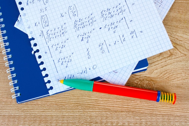 Matemática na página do caderno em uma mesa de madeira