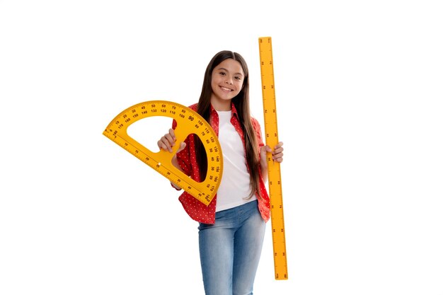 Foto matemática sorridente adolescente segura a régua do transferidor de volta à álgebra e geometria da escola