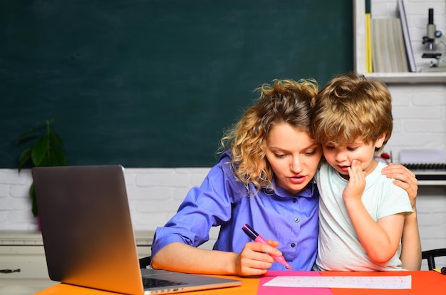 Matemáticas para niños bonita foto familiar del niño y su madre regreso a la escuela día de la familia familia