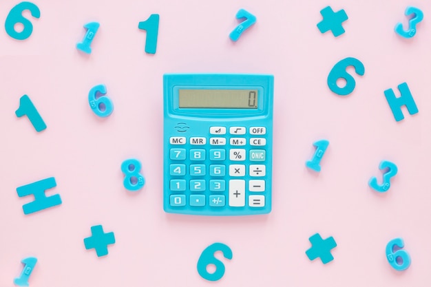 Matemáticas con números y calculadora.