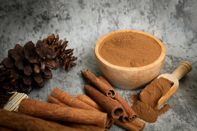 matéria-prima de canela em pó e ingredientes com fundo de alto ângulo