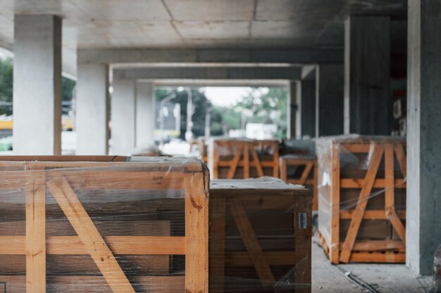 Materiais de construção dentro do edifício inacabado moderno