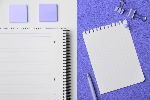 Materiais de escritório diferentes Adesivos coloridos Cadernos Canetas Lápis Réguas Marcadores Diferentes itens escolares Informações importantes Acessórios sobre a mesa