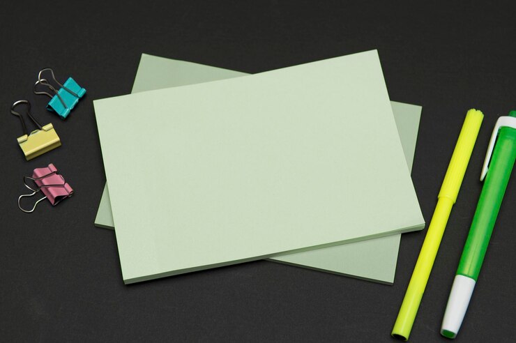 Foto materiais de escritório diferentes adesivos coloridos cadernos canetas lápis réguas marcadores diferentes itens escolares informações importantes acessórios sobre a mesa