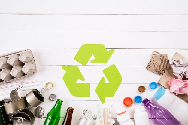 Materiais de lixo diferentes com símbolo de reciclagem.