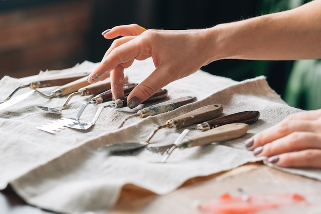 Materiais para artistas. artesanato definir composição arranjada em tecido marfim. ferramenta de escolha de mão de mulher.