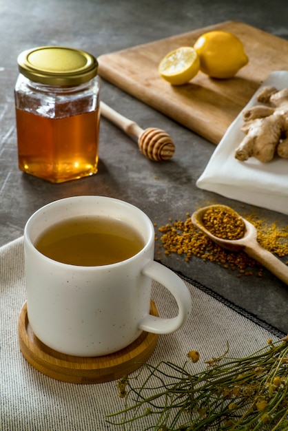 Foto materiais para preparar chá de gengibre com mel e pólen