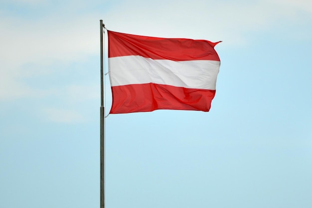 Material bandera de Austria y cielo en segundo plano.