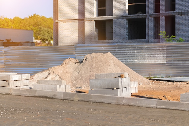 Foto material de construcción en el territorio del sitio de construcción. construcción de casas nuevas con nuevo concepto de material de calidad.