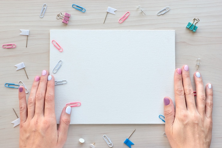 Foto material de escritório escolar em fundo de madeira. de volta ao conceito de escola. quadro branco com as mãos para espaço de cópia. vista superior pronta para seu projeto.