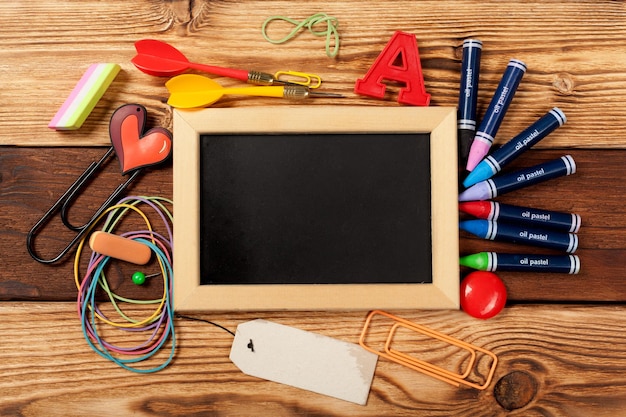 Foto material de escritório escolar em fundo de madeira