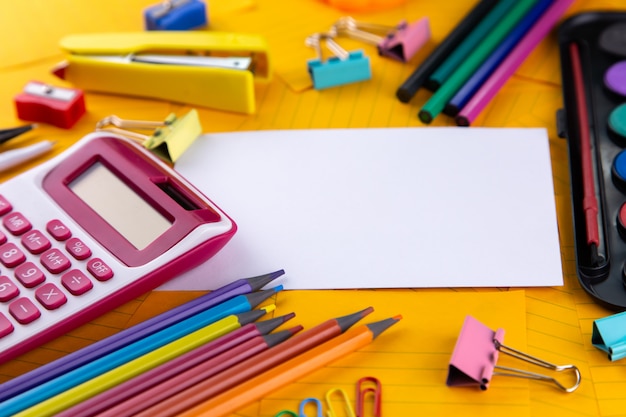 Foto material de escritório escolar fornece papel de carta em papel laranja