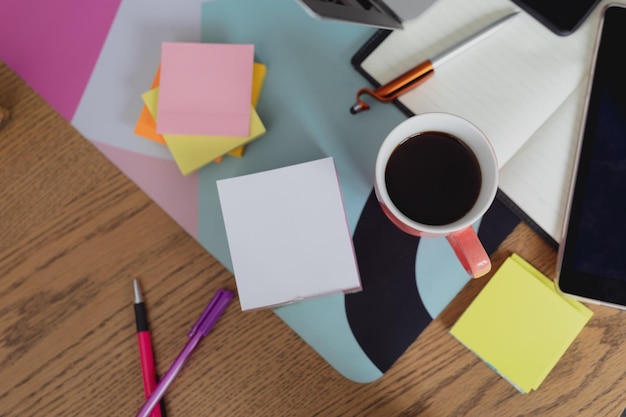 Material de escritório na mesa do escritório