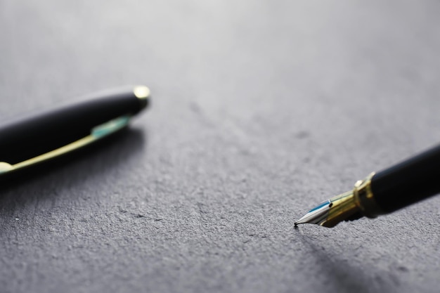 Foto material de escritório na mesa uma caneta-tinteiro caneta de negócios no escritório em uma superfície de pedra