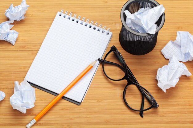 Material de escritório na mesa.