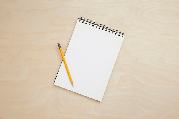 Material de escritório sortido na mesa