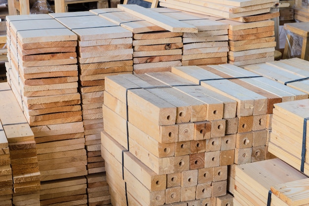 Material de processamento de madeira na loja do armazém