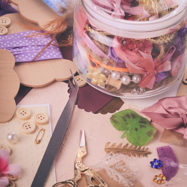 Material de scrapbooking em uma garrafa de vidro