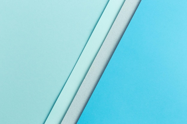 Material design fundo azul As folhas de papel artesanal são dobradas de maneiras diferentes Uma foto