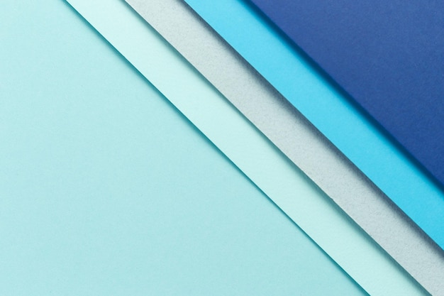 Foto material design fundo azul as folhas de papel artesanal são dobradas de maneiras diferentes uma foto